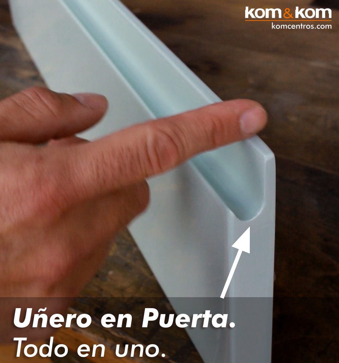 Puerta lacada de cocina con uñero.